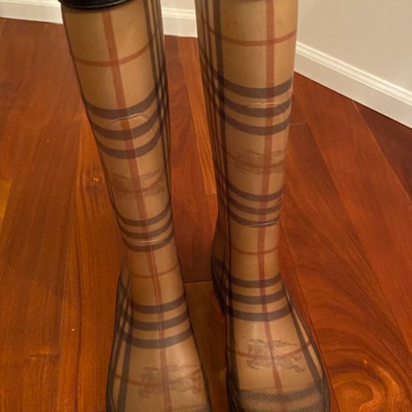 Pre-loved Burberry Winter Boots - Picture 1 of 4